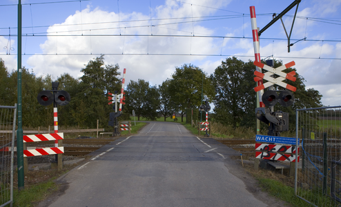 804328 Gezicht op de spoorwegovergang tussen de Mereveldseweg en de Fortweg te Houten.